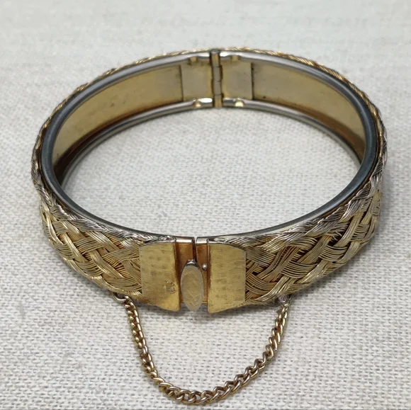 Vintage cross cross hinged bracelet with safety chain - Picture 5 of 7